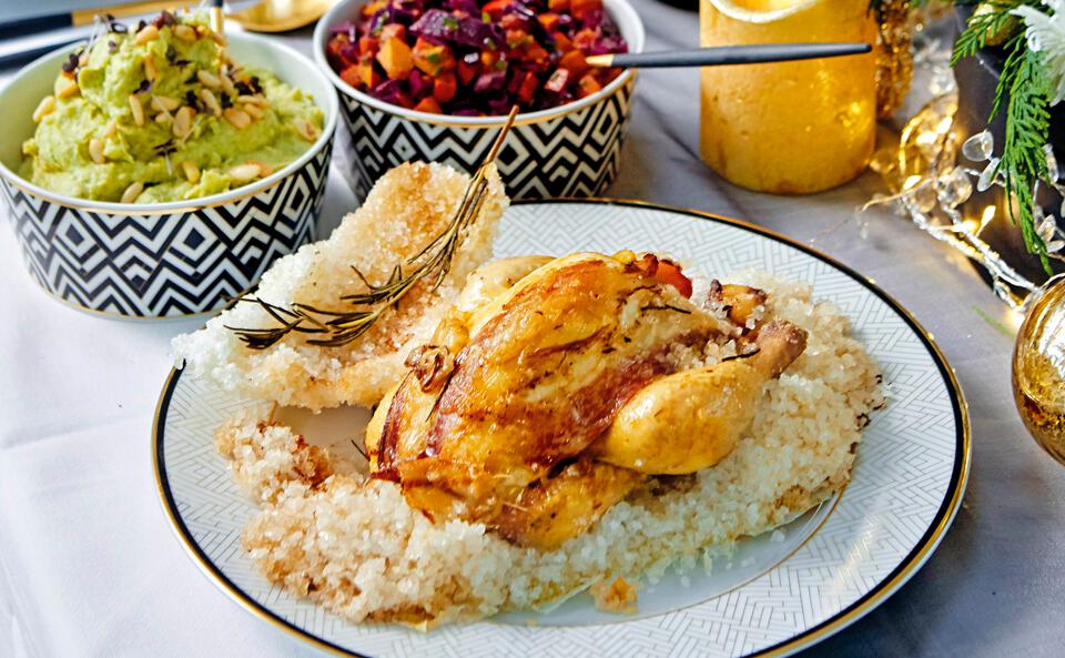 Stubenküken in der Salzkruste mit Rotkraut-Kürbissalat und Kohlsprossenpüree