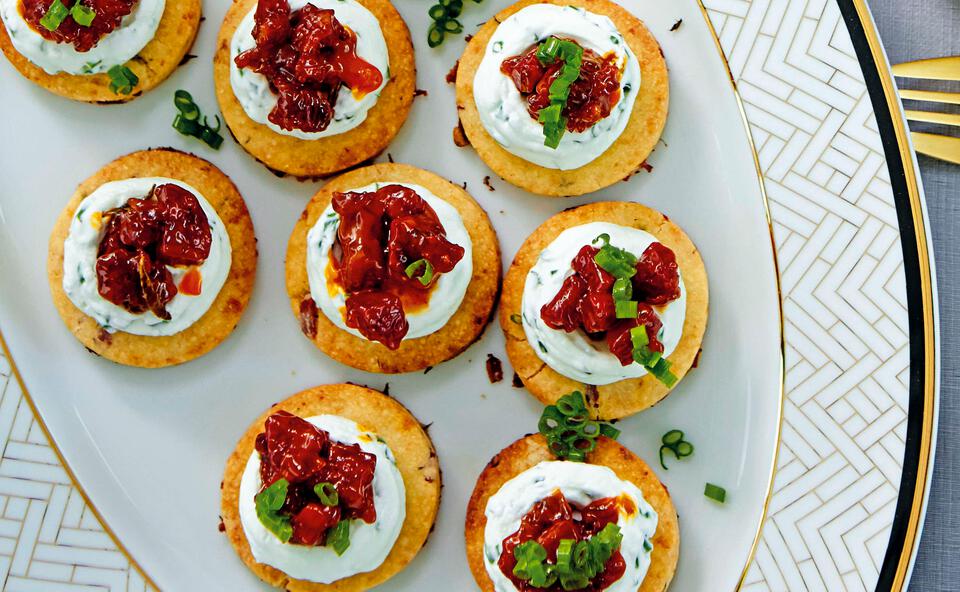 Parmesan-Cracker mit Chorizo Jam