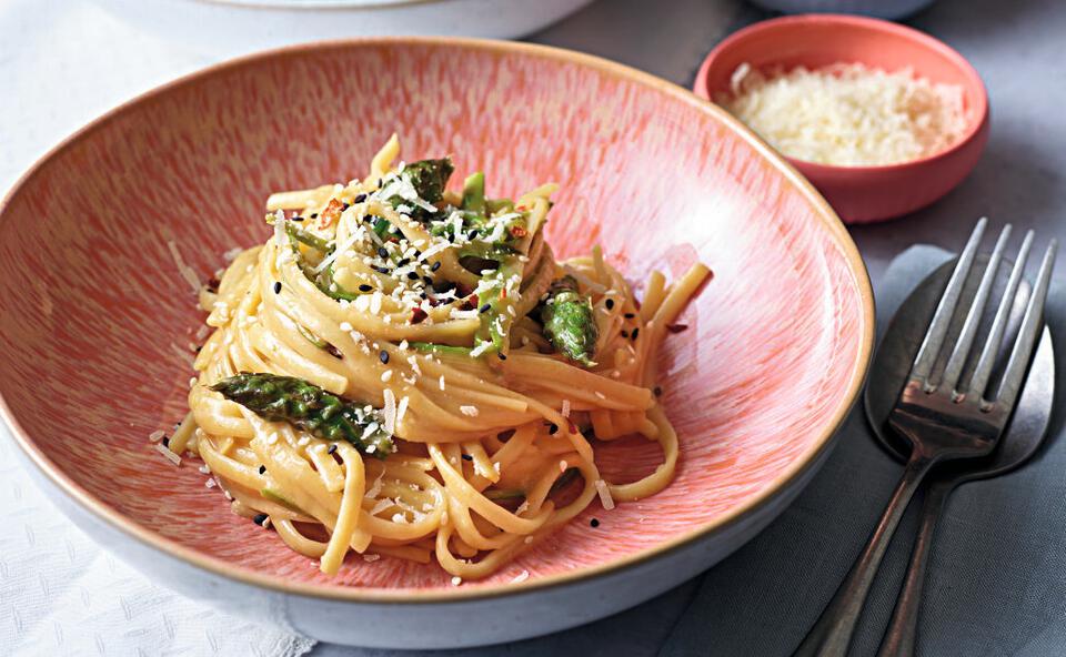 Miso-Parmesanpasta mit Spargel