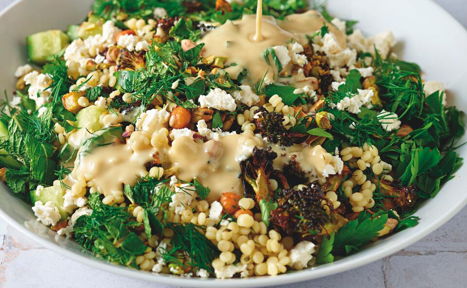 Grüner Frühlingssalat mit Riesencouscous