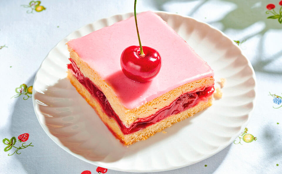 Gedeckter Kirschkuchen