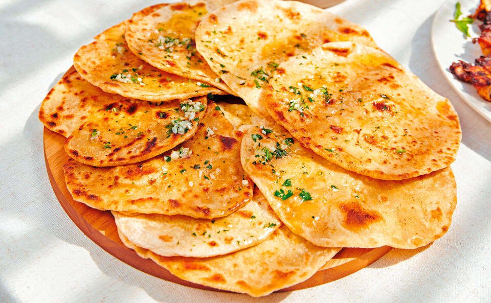 Roti mit Knoblauch-Koriander-Butter