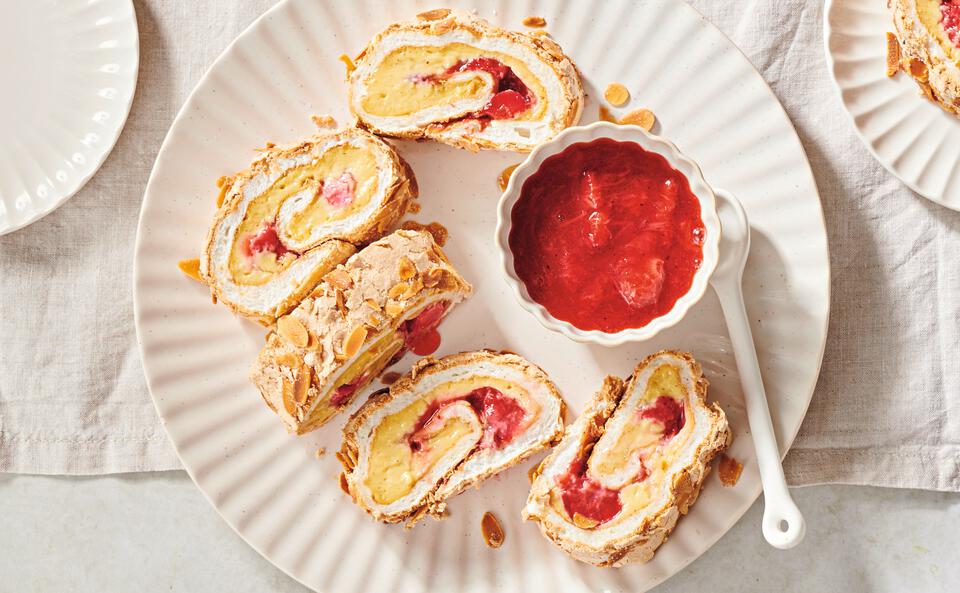 Pavlova-Rolle mit Vanillecreme und Erdbeer-Rhabarber-Kompott