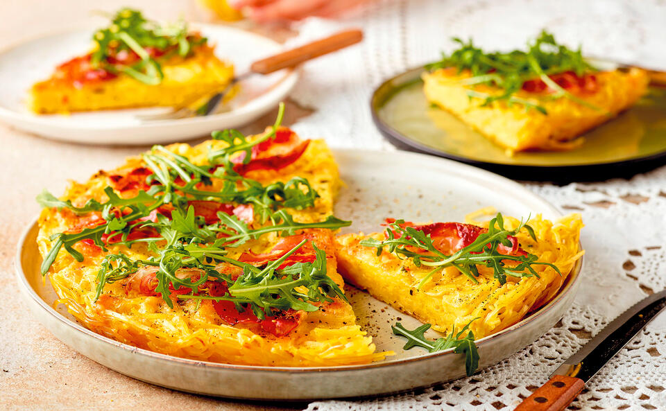 Nudelrösti mit Käse, Speck und Rucola