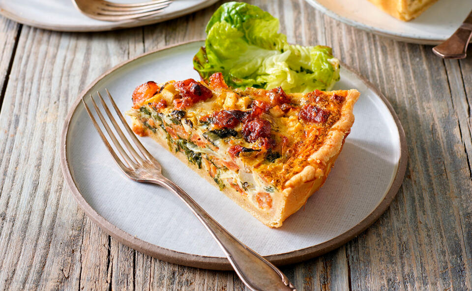 Grammel-Zwiebeltarte mit Spinat und Äpfeln