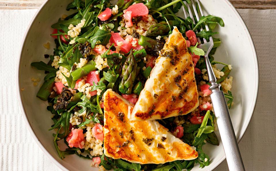 Spargel-Rhabarbersalat mit gegrilltem Halloumi, Kräutervinaigrette und Bulgur