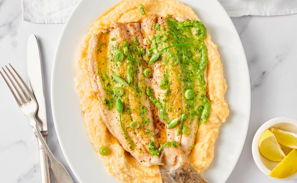 Saibling mit Bärlauch-Salsa-Verde und Zitronenpolenta