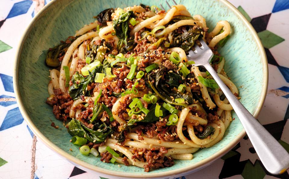 Ingwernudeln mit Pak Choi und Faschiertem