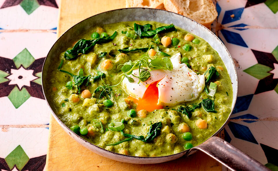 Grüne Shakshuka mit Kräutern und pochiertem Ei