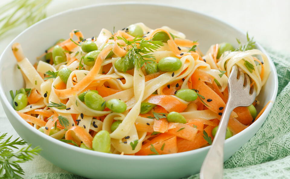 Karotten-Tagliatelle mit Sojabohnen
