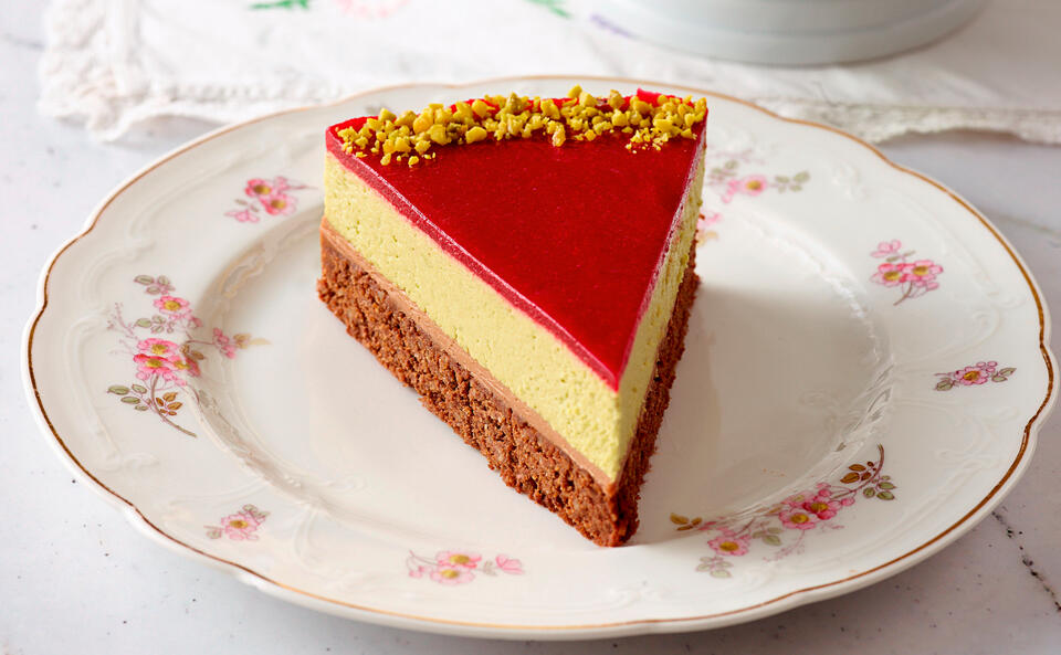 Schokoladige Pistazienmoussetorte mit Himbeerspiegel