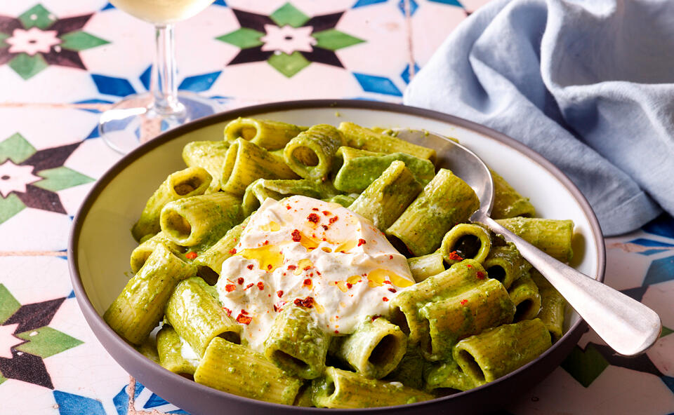 Grüne Frühlingspasta mit Burrata