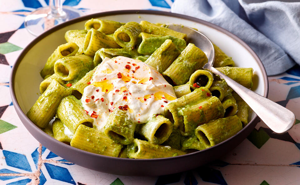 Grüne Frühlingspasta mit Burrata