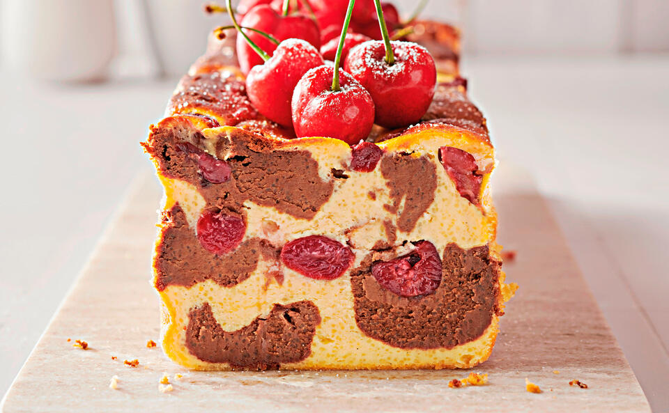 Marmor-Topfenkuchen mit Kirschen