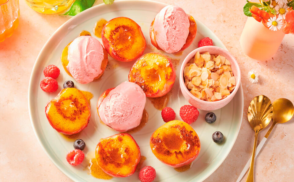 Gebratene Pfirsiche mit Vanillebutter und Erdbeer-Joghurt-Eis
