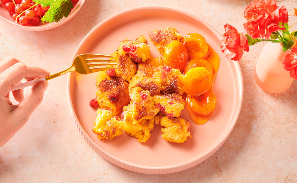 Polenta-Ribisel-Schmarrn mit Marillenkompott