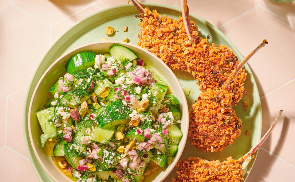 Smashed Gurkensalat mit Feta-Dill-Dressing und knusprigen Lammkoteletts