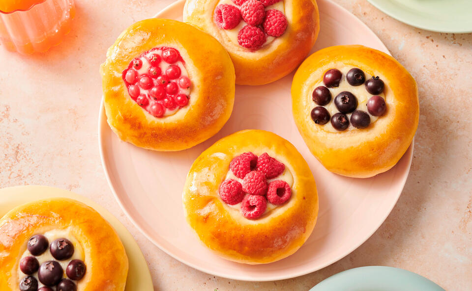 Cheesecake-Brioches mit Beeren
