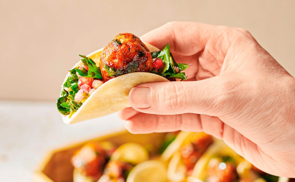 Tacos mit BBQ-Tofubällchen
