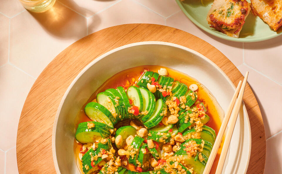Chinesischer Gurkensalat mit crunchy Garnelentascherln