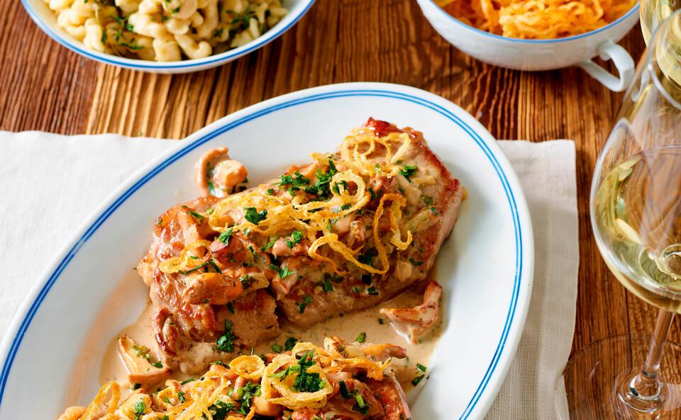 Beiriedsteak mit Eierschwammerlsauce und Kressenockerln