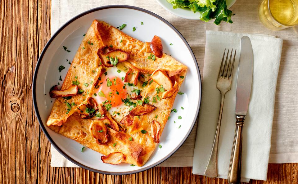 Buchweizen-Galettes mit Bergkäse und Steinpilzen