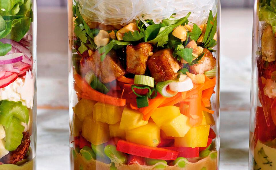 Asiatischer Salat im Glas