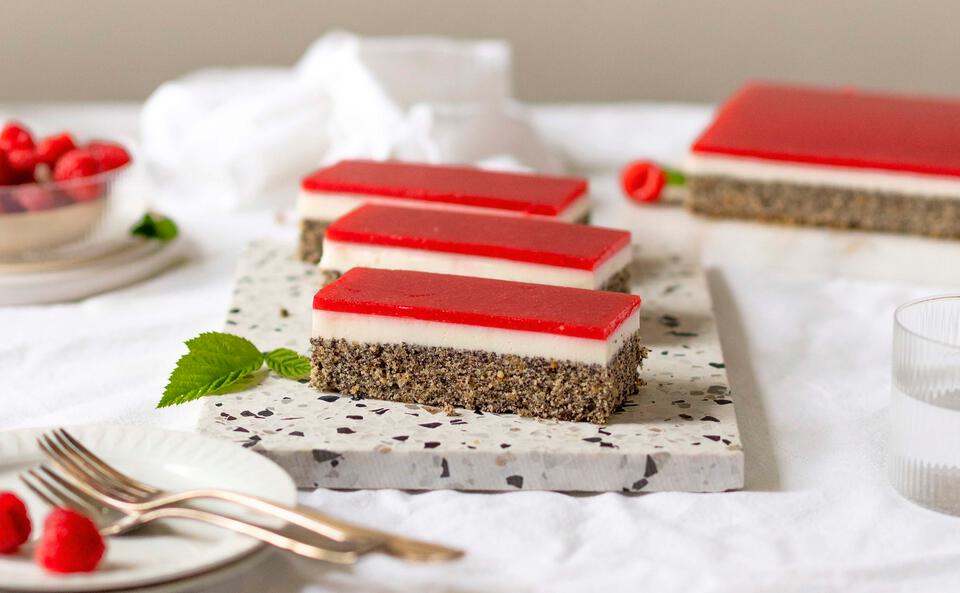 Mohn-Joghurtschnitte mit Himbeerspiegel