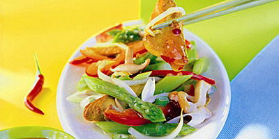 Salat mit Huhn, Pilzen, Sprossen und grünem Spargel