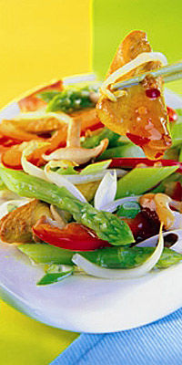 Salat mit Huhn, Pilzen, Sprossen und grünem Spargel