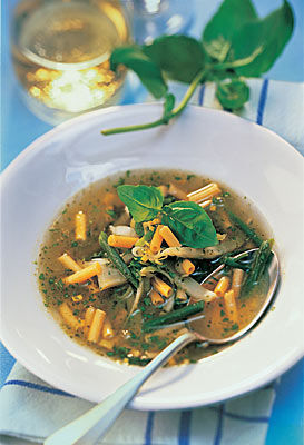 Grüne Suppe mit Nudeln und Pistou