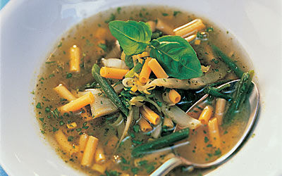Grüne Suppe mit Nudeln und Pistou
