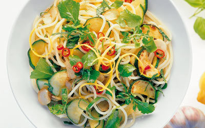 Zucchini-Pasta mit Kräutern