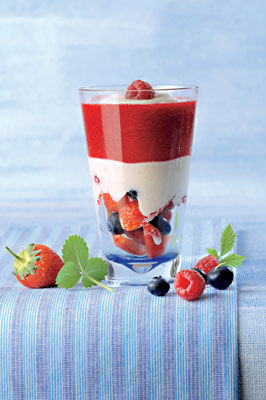 Beerenbecher mit Sojajoghurt-Haselnuss-Creme