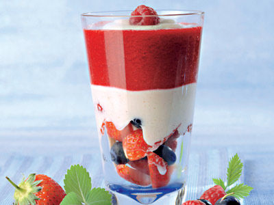 Beerenbecher mit Sojajoghurt-Haselnuss-Creme