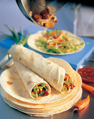 Wrap Asia mit gebratenem Curry-Hühnerfleisch, Sprossen & süss-saurer Salsa