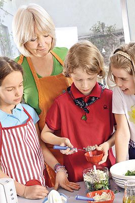 Kinder kochen: Pasta mit Kräuter-Pesto und Zucchini