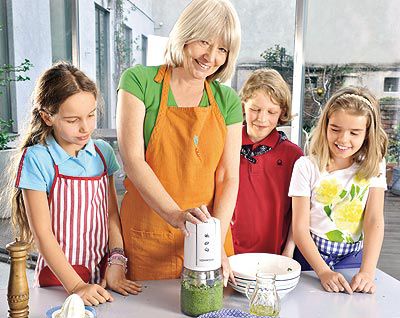 Kinder kochen: Pasta mit Kräuter-Pesto und Zucchini