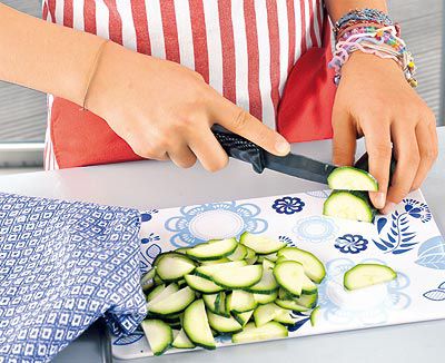 Kinder kochen: Pasta mit Kräuter-Pesto und Zucchini