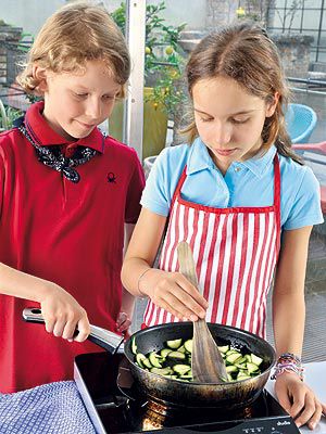Kinder kochen: Pasta mit Kräuter-Pesto und Zucchini