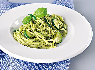 Kinder kochen: Pasta mit Kräuter-Pesto und Zucchini