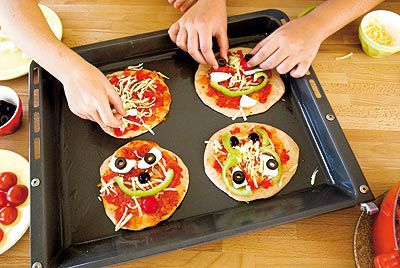 Menschen Die Zwei Stucke Von Einer Normalen Pizza Essen