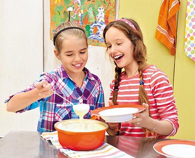 Kinder kochen: Grießkoch mit Orangensaft