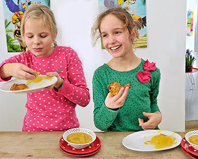 Kinder kochen: Erdäpfelpuffer mit Apfelmus