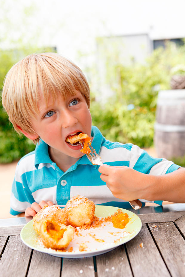 Bild: GUSTO / Eisenhut & Mayer Mit Kindern kochen: Marillenknödel