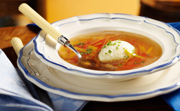 Bild: GUSTO / Stefan Liewehr Griesnockerlsuppe mit Gemüse