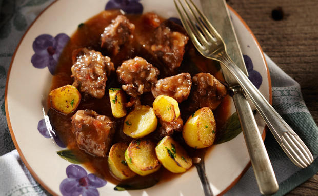 Bild: GUSTO / Stefan Liewehr Stifado mit Lamm