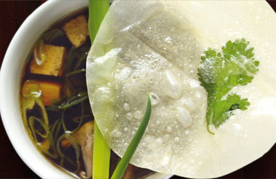 Pekingentenessenz mit Shiitake-Pilzen und Eierstich
