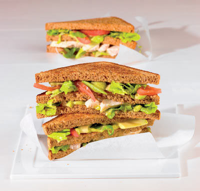 Club-Sandwich mit Avocado-Mayonnaise
