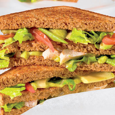 Club-Sandwich mit Avocado-Mayonnaise